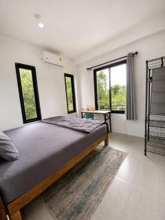 Quiet Central 2BR House - Jungle View - 6