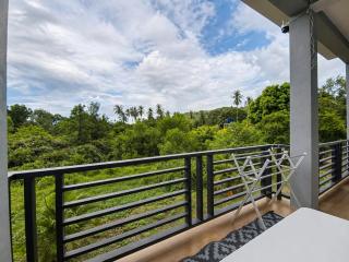 Quiet Central 2BR House - Jungle View - 1