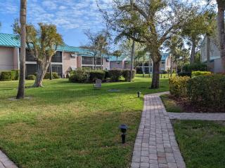 2 Bedroom Condo on Siesta Key, Walk to the Beach, Free Parking, Free WIFI, AC - 7