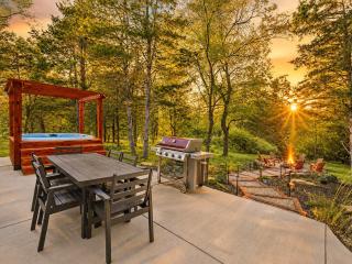 Premium Mt Washington home with hot tub & billiards - 0