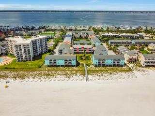 Pensacola Beach Condo Sleeps 8 Pool & Beach - 0