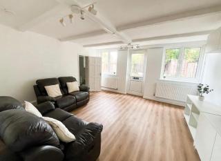 Foresthill 3-Bed Home Sleeps 5 with Parking - 1