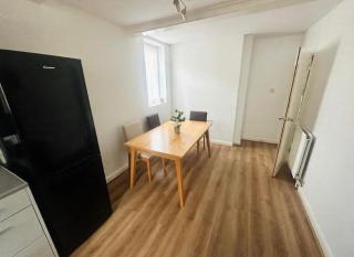 Foresthill 3-Bed Home Sleeps 5 with Parking - 3