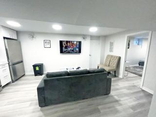 Hamilton Chic Retreat - Cozy Winter Getaway - 1