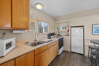 Juan de Fuca Waterfront Hotel & Cottages - 5
