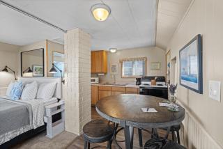 Juan de Fuca Waterfront Hotel & Cottages - 4
