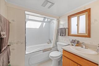 Juan de Fuca Waterfront Hotel & Cottages - 1