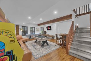 Hot Tub Luxe Game Room Open Concept Privacy - 4