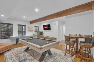 Hot Tub Luxe Game Room Open Concept Privacy - 3