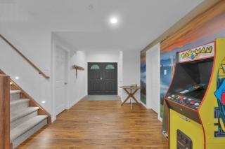 Hot Tub Luxe Game Room Open Concept Privacy - 2