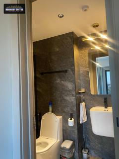 NeonSky Suites Upper Hill - Panoramic Views, Rooftop Pool, and Gym, Secure Parking - 9
