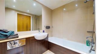 Spacious Apartment 3-Bed Sleeps 6 and Parking - 5