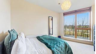 Spacious Apartment 3-Bed Sleeps 6 and Parking - 4