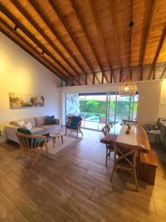 Casa Campestre en zona exclusiva con Jacuzzi, a 10 min del aeropuerto, 20 min parque del café, WiFi, parqueadero privado, vigilancia 24 hrs y amplias zonas sociales - 4