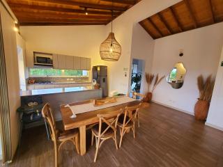 Casa Campestre en zona exclusiva con Jacuzzi, a 10 min del aeropuerto, 20 min parque del café, WiFi, parqueadero privado, vigilancia 24 hrs y amplias zonas sociales - 2