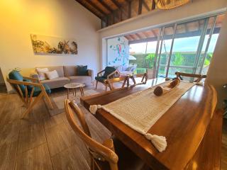 Casa Campestre en zona exclusiva con Jacuzzi, a 10 min del aeropuerto, 20 min parque del café, WiFi, parqueadero privado, vigilancia 24 hrs y amplias zonas sociales - 1