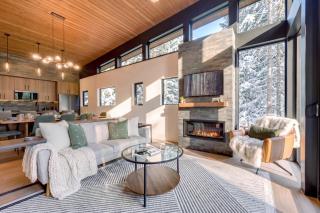 Ski-In/Out Mountain Home w/ Hot Tub, Near Seattle - Snoqualmie Pass - 2