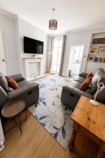 Cosy workers cottage in historic Dudley - 1