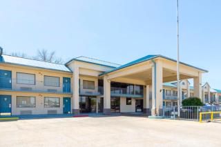 Eco Lodge Inn & Suites Bentonville near I 49 - 5