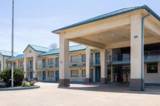 Eco Lodge Inn & Suites Bentonville near I 49 - 4