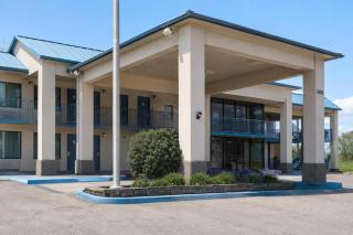 Eco Lodge Inn & Suites Bentonville near I 49 - 8
