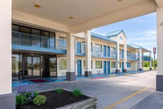 Eco Lodge Inn & Suites Bentonville near I 49 - 6