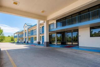 Eco Lodge Inn & Suites Bentonville near I 49 - 9