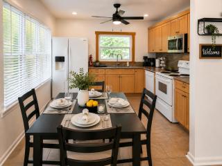 Two Bedroom Apartment Walk to Downtown - 8