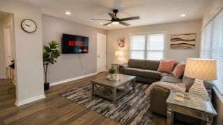 Two Bedroom Apartment Walk to Downtown - 5