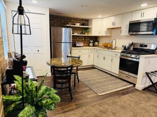 Industrial-Chic Studio, Full Kitchen Near Hotspots - 2