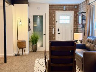 Industrial-Chic Studio, Full Kitchen Near Hotspots - 2