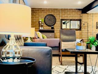 Industrial-Chic Studio, Full Kitchen Near Hotspots - 3