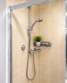 Cozy en-suite room Netflix, Fast WiFi, Free Parking - 9