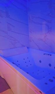 La Suite White wellness Jacuzzi & Sauna - 2
