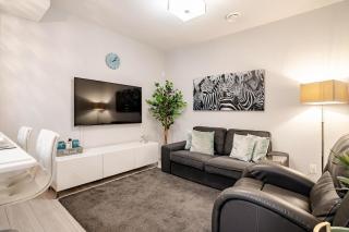 Calgary Modern Suite - AC - Free Driveway Parking - 0