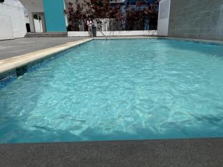 Jacuzzi privado, piscina y áreas comunes compartida - 0