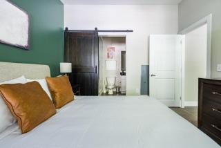 Landing Stunning 1BD Clubhouse Pool - 2