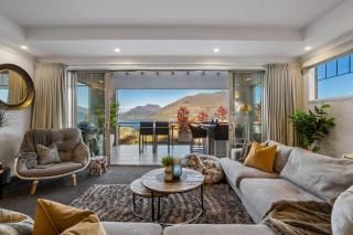 Remarkable 5-Bedroom on the Hill - 0