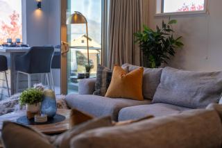 Remarkable 5-Bedroom on the Hill - 5