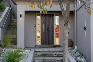 Remarkable 5-Bedroom on the Hill - 3