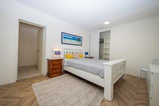 Large 3 Bedroom Apartment 300m to Beach - 9