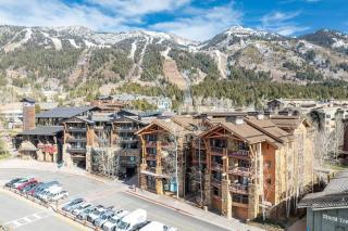 Slopeside Teton Village Escape with Mountain Views - Apartment - 2