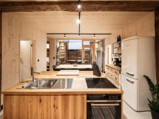 Charming chalet-style feeder house - 1