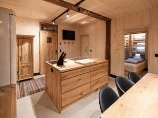 Charming chalet-style feeder house - 1
