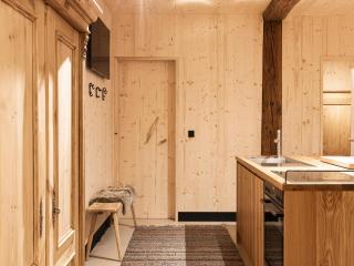 Charming chalet-style feeder house - 3