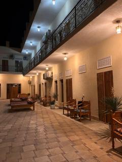 LOLA INN Hotel - 1