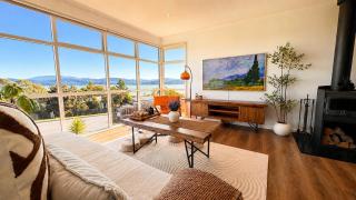 Water View 3BR Home With Fireplace And Near Airport - 0