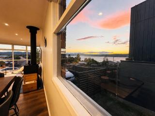 Water View 3BR Home With Fireplace And Near Airport - 1