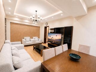 Elegant Central Yerevan 2BR Apartment With Extra Connected Sleeping Room - 9