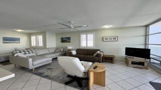 Absolute Waterfront With Rooftop! - 7